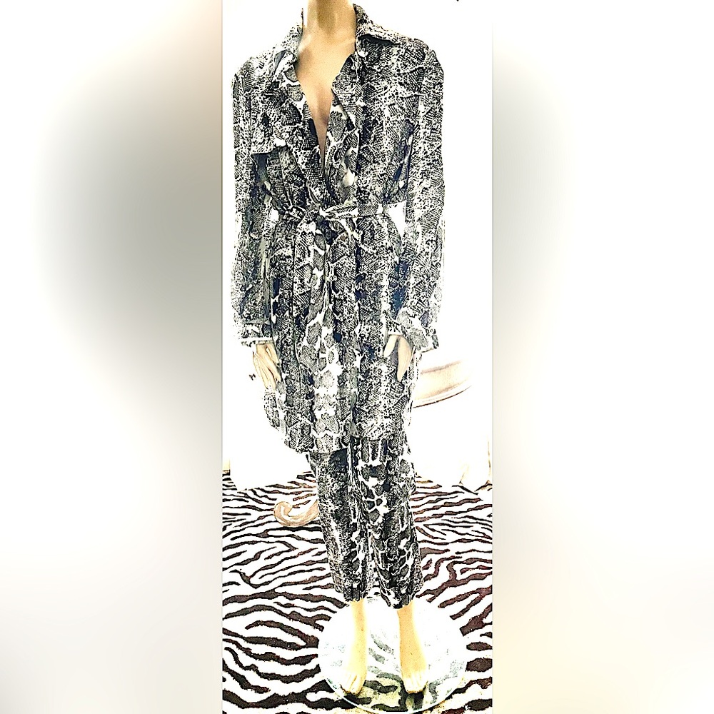 Size 12 PETER NYGARD Two piece light trench coat and matching pants.  CHIC!